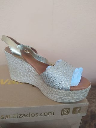 Sandalias cuña piel dorada talla 40