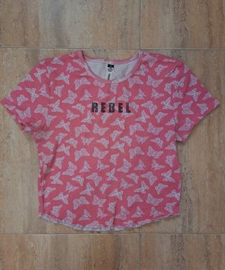 Top corto rosa con estampado mariposas
