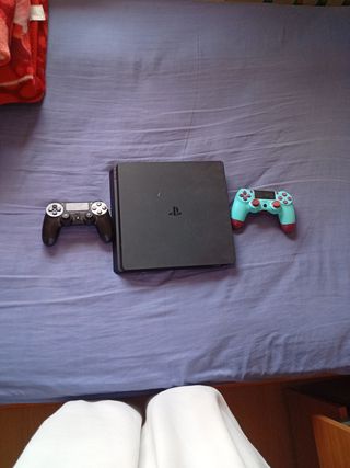 PS4 (PlayStation 4) + 2 mandos