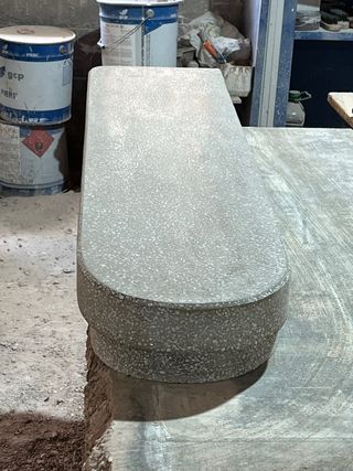 Peldaño clásico de terrazo gris a medida