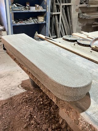 Peldaño clásico de terrazo gris a medida