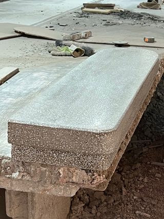 Peldaño clásico de terrazo gris a medida