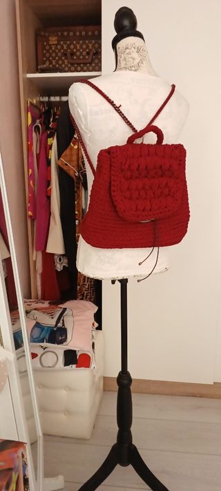 Zainetto rosso lavorato a maglia