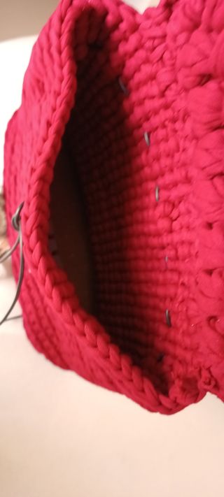 Zainetto rosso lavorato a maglia
