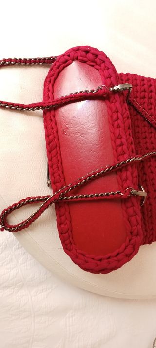 Zainetto rosso lavorato a maglia