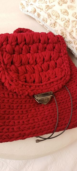 Zainetto rosso lavorato a maglia