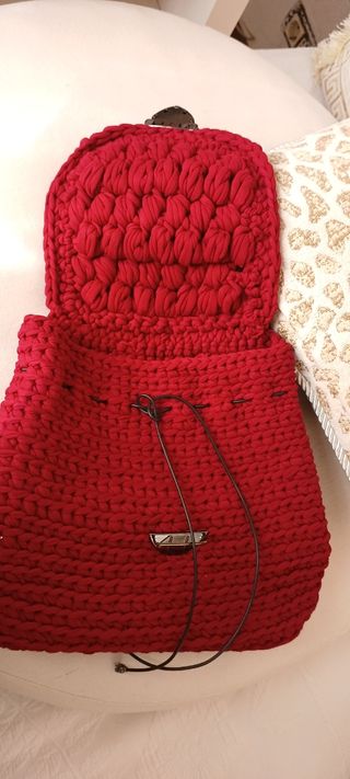 Zainetto rosso lavorato a maglia