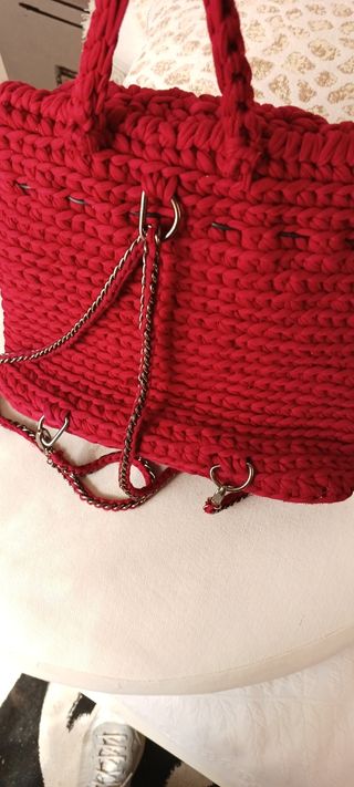Zainetto rosso lavorato a maglia