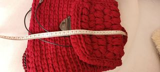 Zainetto rosso lavorato a maglia