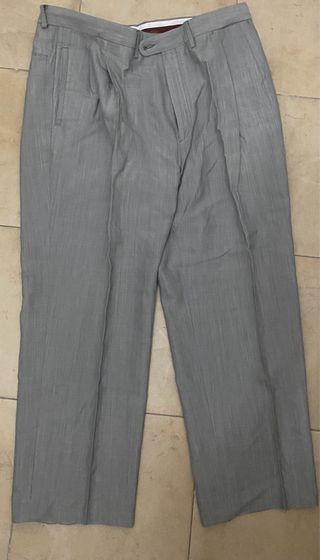 Pantalón de traje con pinzas. 