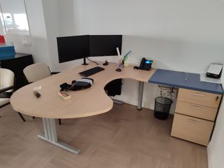 Mobiliario de oficina, mesas, sillas, armarios.