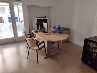 Mobiliario de oficina, mesas, sillas, armarios.