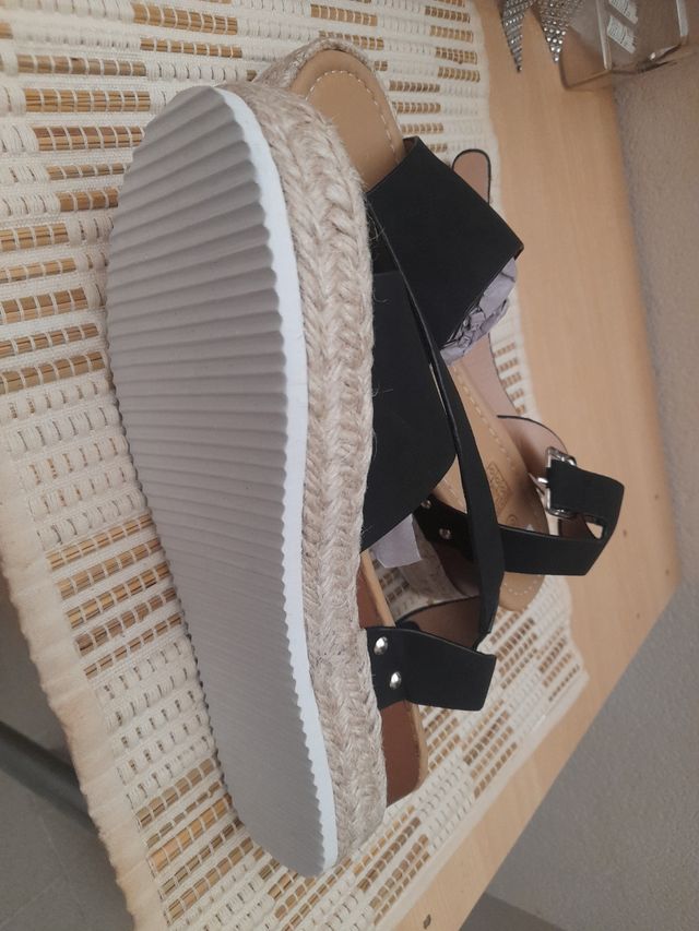 Sandalias con cuña negras