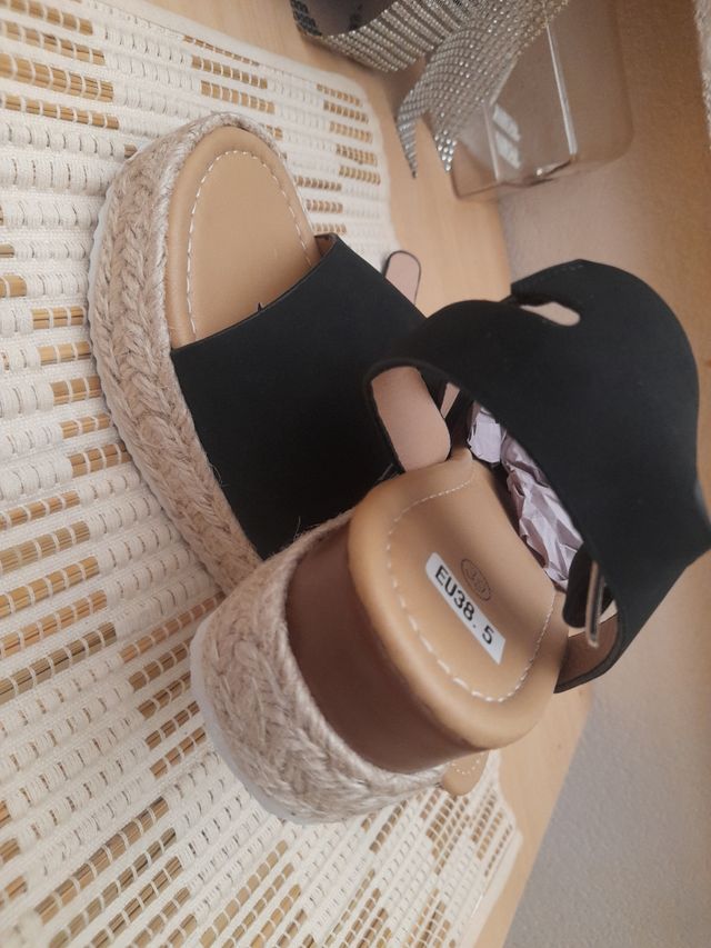 Sandalias con cuña negras