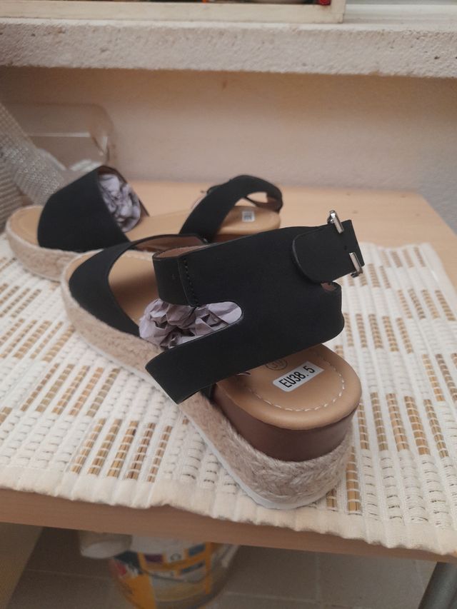 Sandalias con cuña negras