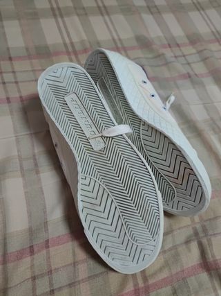 Zapatillas blancas y moradas