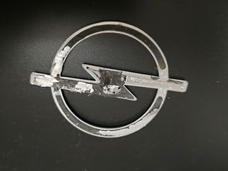 Logo Opel cromado