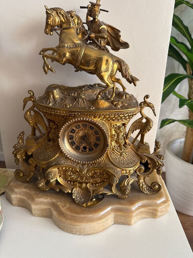 Reloj bronce dorado estilo Luis XV