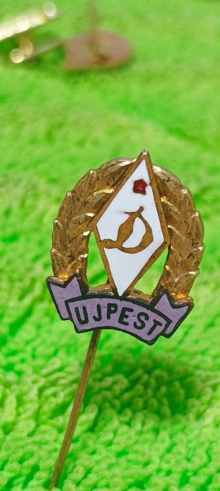 Pin alfiler Ujpest Budapest
