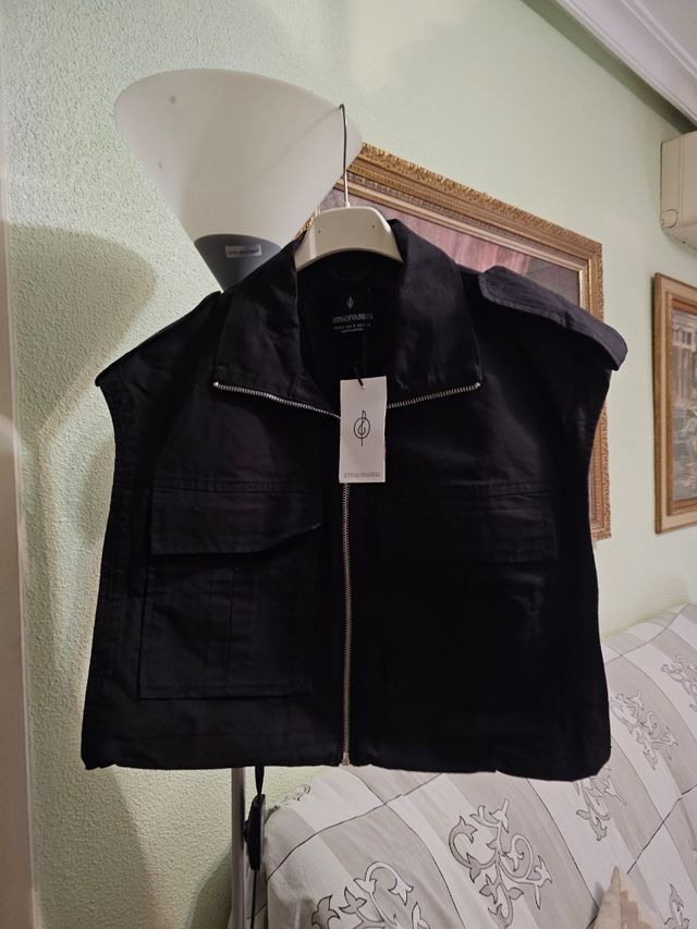 Chaleco crop negro Stradivarius