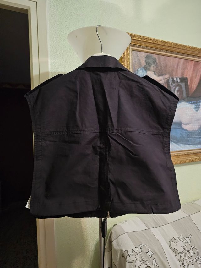 Chaleco crop negro Stradivarius