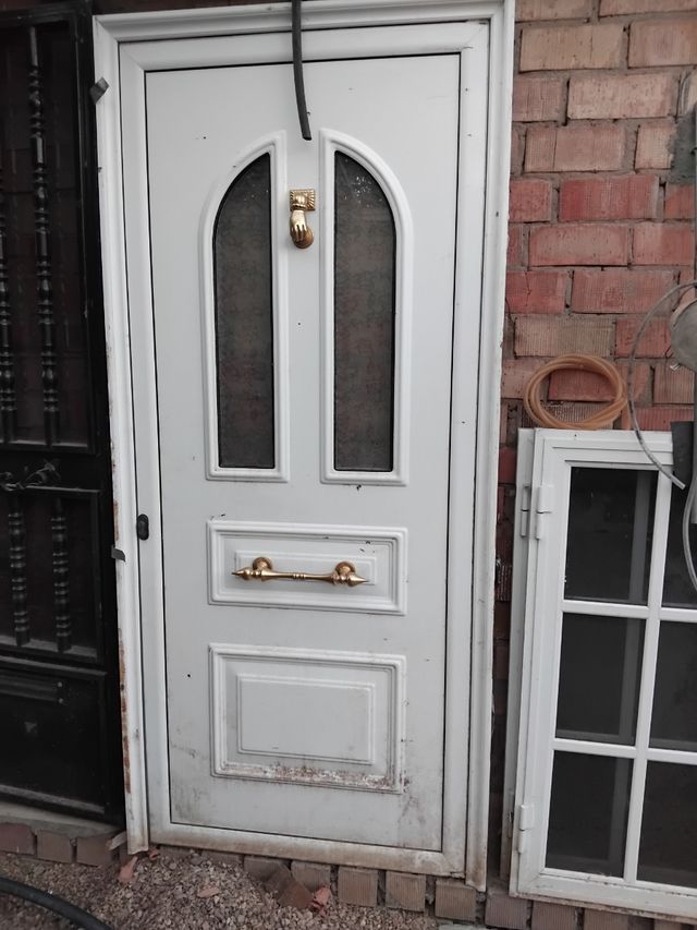 Puerta exterior blanca