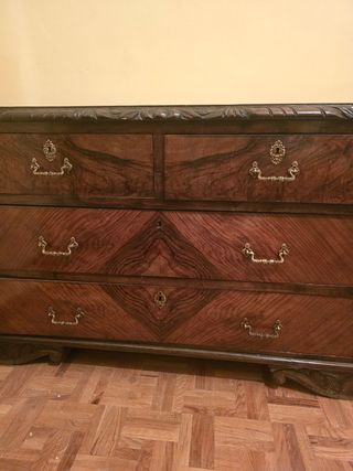 Cassettiera antica in legno con serrature e chiave