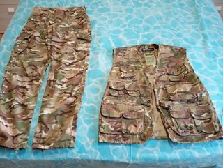 Chaleco y pantalón de camuflaje (táctico) KOMBAT.U