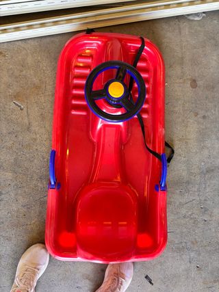 Trineo infantil rojo para la nieve 
