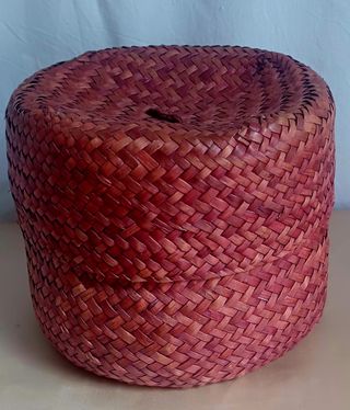 Cesta ratán granate-rojizo apagado, burdeos. 