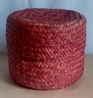 Cesta ratán granate-rojizo apagado, burdeos. 