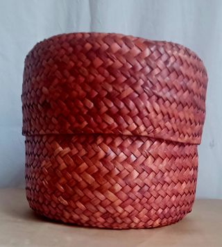 Cesta ratán granate-rojizo apagado, burdeos. 