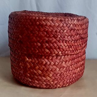 Cesta ratán granate-rojizo apagado, burdeos. 