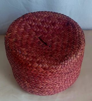 Cesta ratán granate-rojizo apagado, burdeos. 