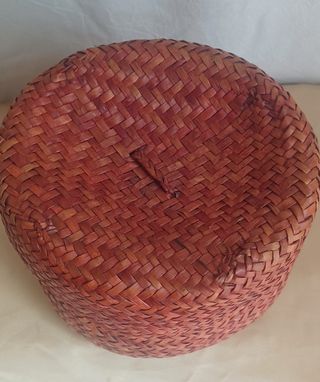 Cesta ratán granate-rojizo apagado, burdeos. 