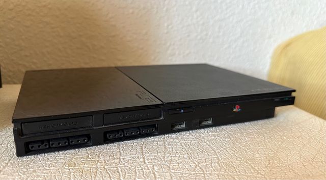 PS2 Slim negra con mandos y juegos