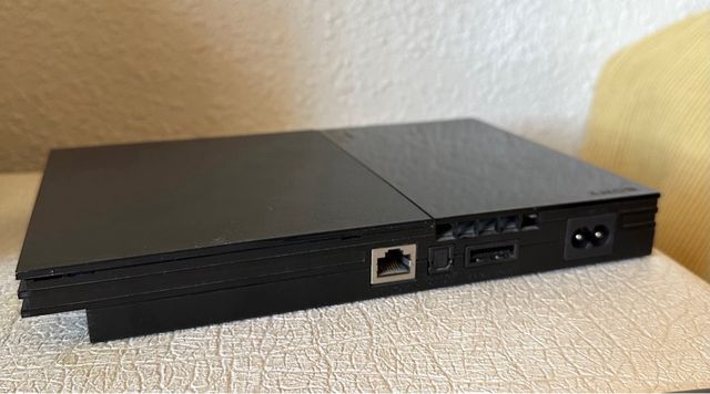 PS2 Slim negra con mandos y juegos