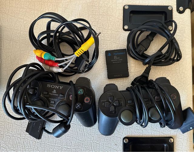 PS2 Slim negra con mandos y juegos