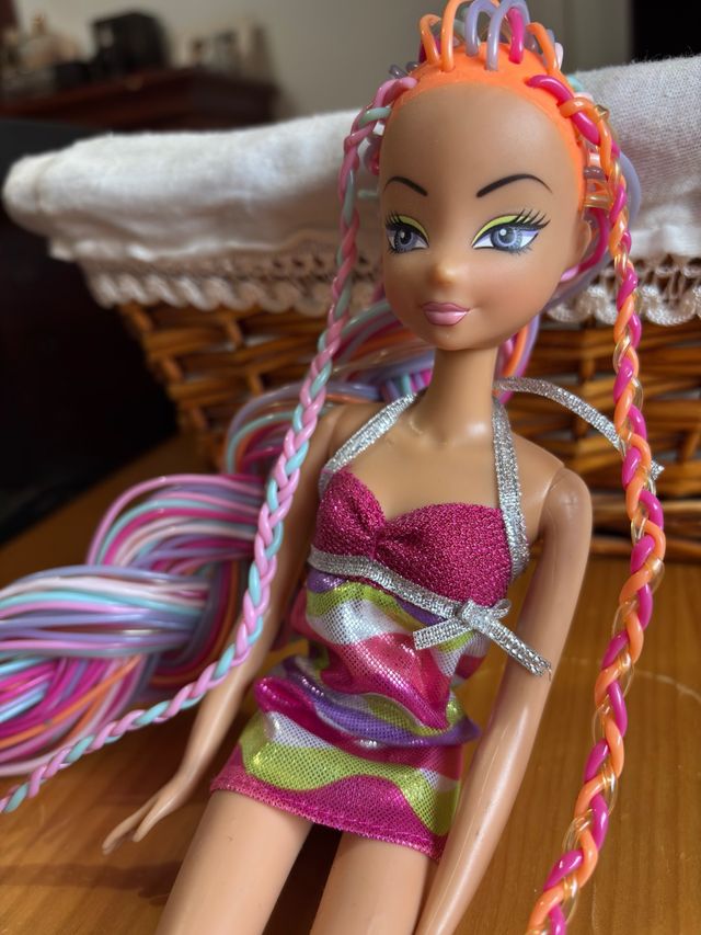 Muñeca con pelo multicolor