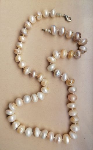 Collana perle beige e bianche