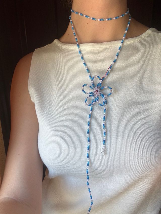 Colgante flor azul y blanco