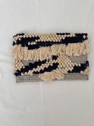 Bolso de mano beige y azul marino