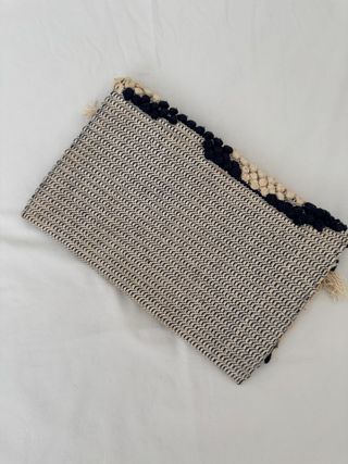 Bolso de mano beige y azul marino