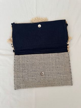 Bolso de mano beige y azul marino