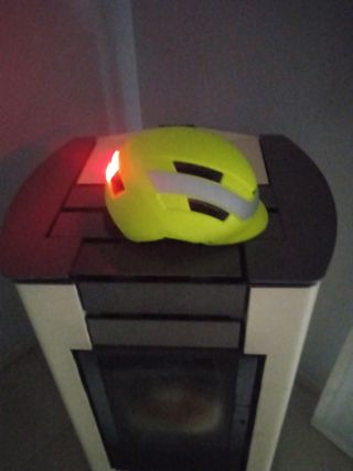 Casco bici o patinete con luz trasera ( 3 modos) 
