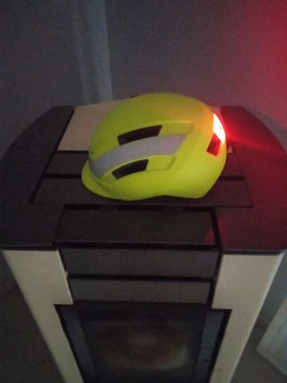 Casco bici o patinete con luz trasera ( 3 modos) 
