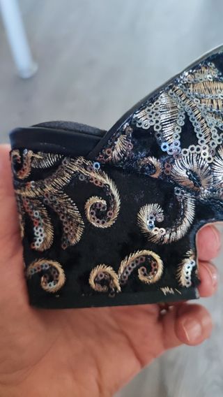Sabot eleganti neri e oro