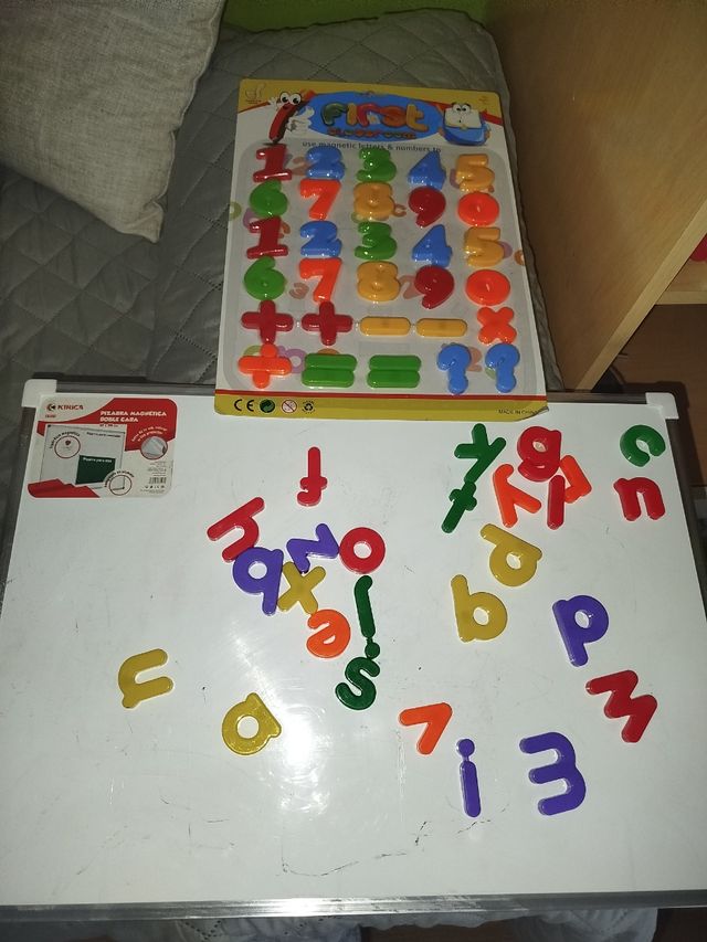 Pizarra magnética infantil: letras, números