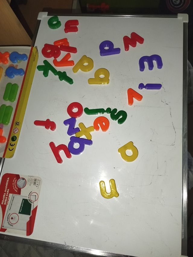 Pizarra magnética infantil: letras, números