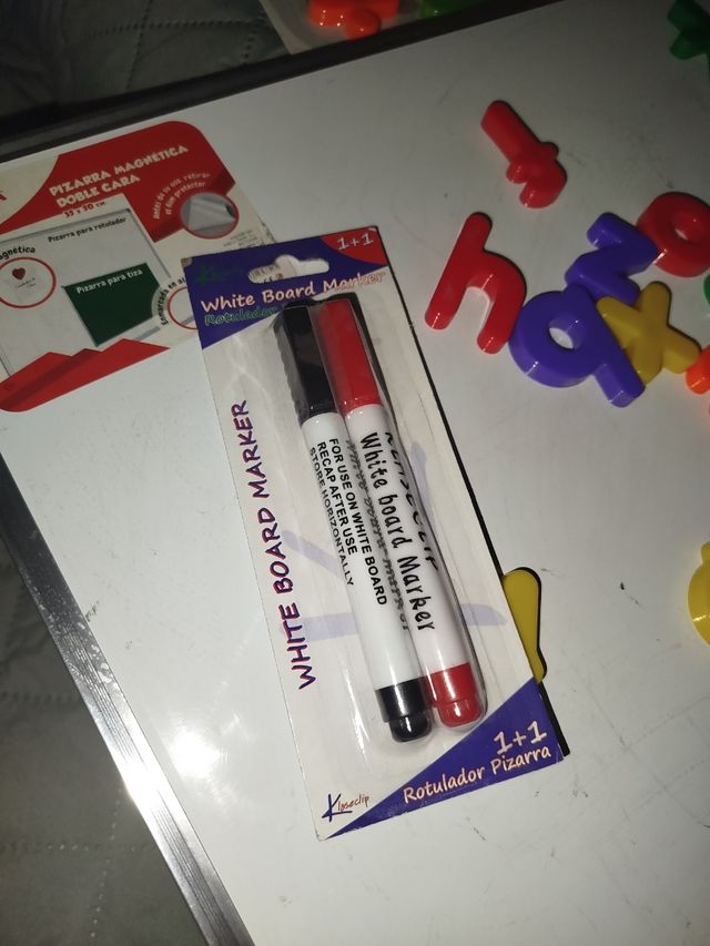 Pizarra magnética infantil: letras, números